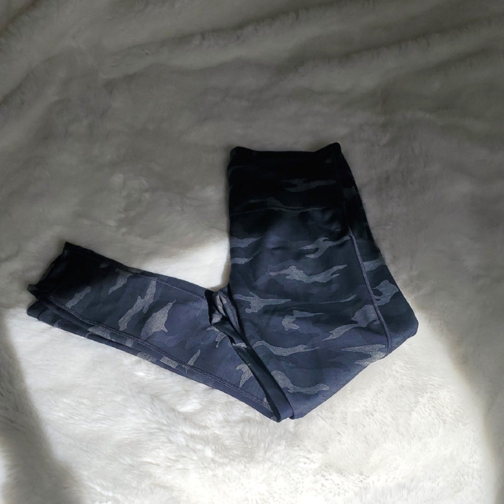 ATHLETA Camouflage leggings w/ pockets. EUC